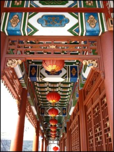 Red lanterns, lanternes rouges, chinatown, quartier chinois, Montreal, Quebec, Canada