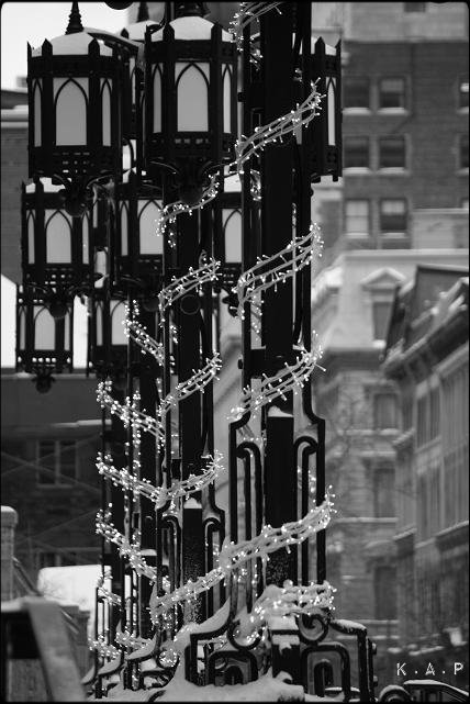lamp posts, lampadaires, montreal, notre-dame basilica, basilique notre-dame, montreal