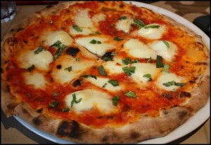 Pizza, Pizza Margherita, Italy, Italia, Italie, food, foodie, food porn, food photography, Travellersoul76, travel