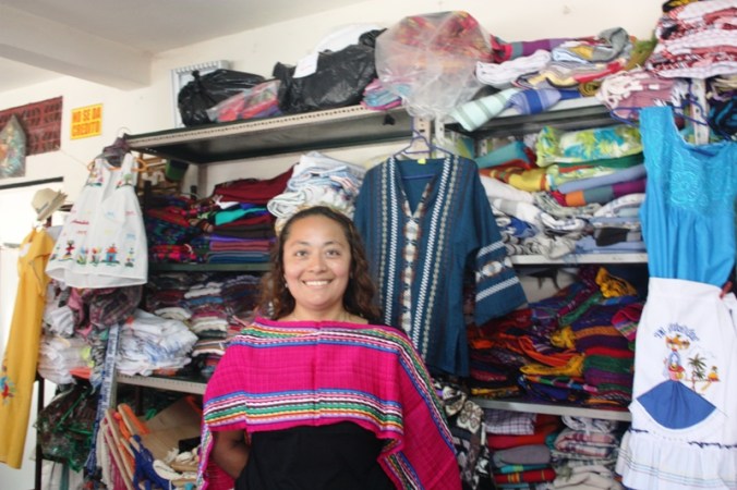 Karla, pink scarf, weaving, San Sebastian, El Salvador, central america, ruta artesanal, travel, photography