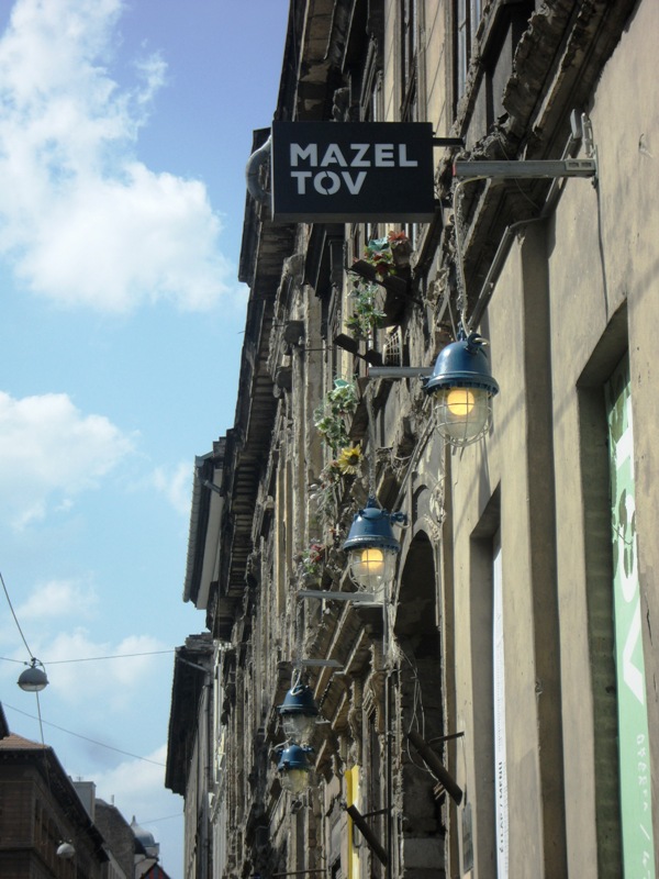 Pub, Mazel Tov Pub, Ruin Pub, outdoor café, Budapest, Hungary, travel, architecture, photography, TS76