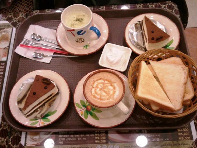 Green tea latte, caramel macchiato and cakes